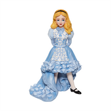 Disney Showcase 6008694 Alice in Wonderland Couture de Force